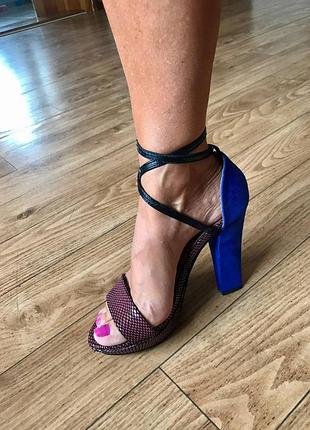 Шикарні дизайнерські босоніжки від американського бренду kelsi dagger brooklyn, р39, устілка 26см