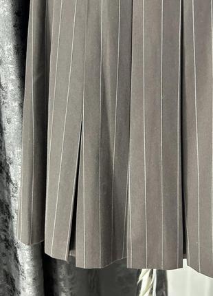 Коричневая женская юбка в полоску7 фото
