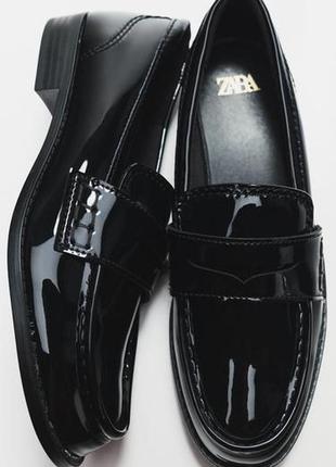 Zara лаковані лофери