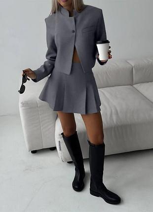 Ідеальний спідничний костюм з укороченим піджаком