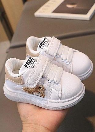 Стильные кроссовки