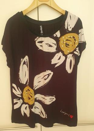 Черная футболка с цветами и стразами