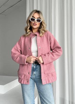 Бомбер на кнопках с большими карманами низ на резинке