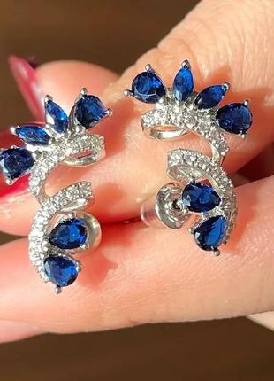 Оригінальні сріблясті сережки з синіми камінцями