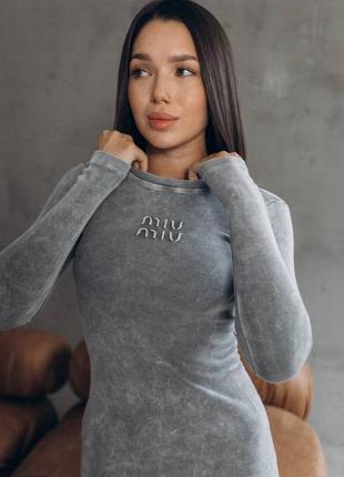Платье-варенка в рубчик с вышивкой miu miu
