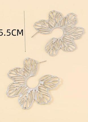 Цветочные серьги серебристые