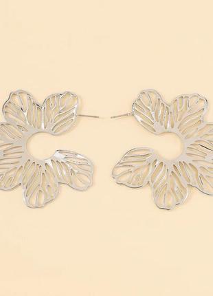 Цветочные серьги серебристые