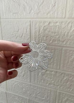 Цветочные серьги серебристые