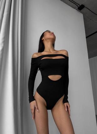 Жіноче боді з відкритими плечима