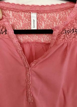 Кораллово-розовая блуза без рукавов с вырезом2 фото