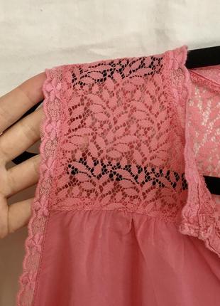 Кораллово-розовая блуза без рукавов с вырезом3 фото