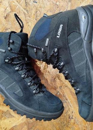 Трекинговые на мембрами не промокаемые замшевые ботинки lowa gore-tex