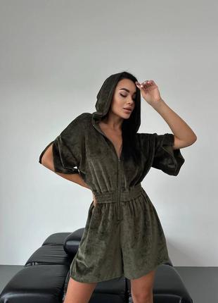Плюшевый комбинезон с шортами и капюшоном