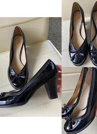 Базові чорні шкіряні лаковані туфлі на середньому каблуку,clarks,p.38