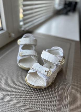 Білі босоніжки