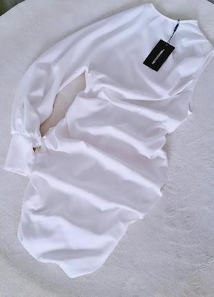 Біла сукня з одним рукавом і рюшами plt