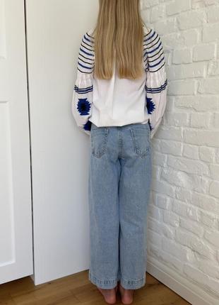 Синие голубые джинсы широкие