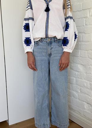 Синие голубые джинсы широкие
