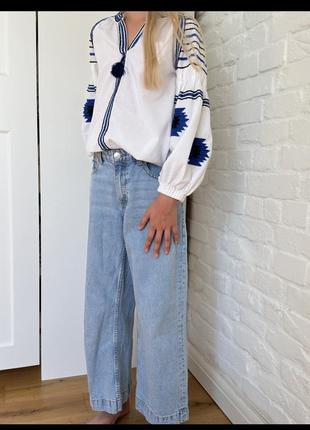 Синие голубые джинсы широкие