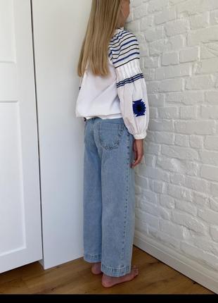 Синие голубые джинсы широкие