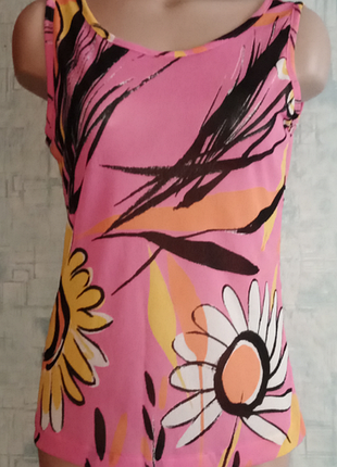 Яскрава літня маєчка  із квітковим принтом     іспанія  р. 46