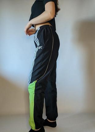 Спортивні штани джогери чорні білі з неоновою зеленою вставкою штани adidas адідас2 фото