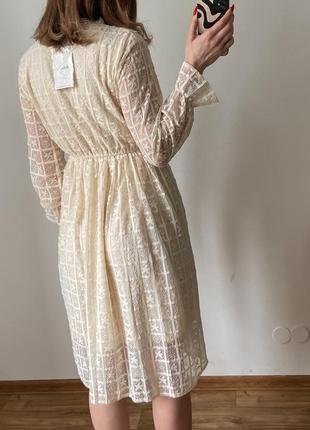 Мереживна сукня міді молочного кольору10 фото