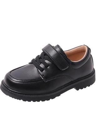 Стильні чорні туфлі