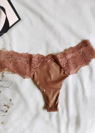 Стринги lace-trim smooth shimmer thong panty victoria's secret