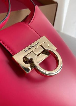 Сумка salvatore ferragamo черная с золотым розовая7 фото