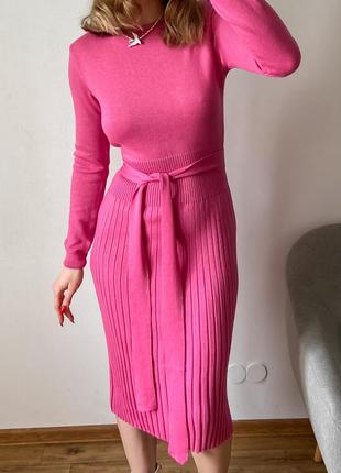 Трикотажное розовое платье миди4 фото
