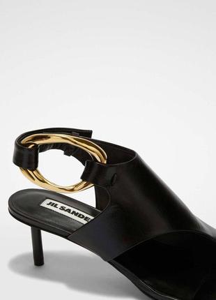 Босоножки jil sander Blau черные с золотым на каблуке4 фото