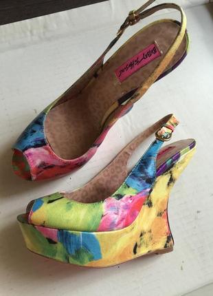 #41 босоніжки від betsey johnson.