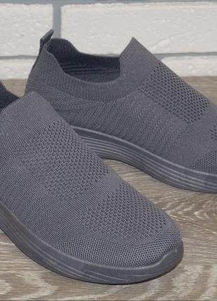 Стильні чоловічі кросівки сірі текстильні3 фото