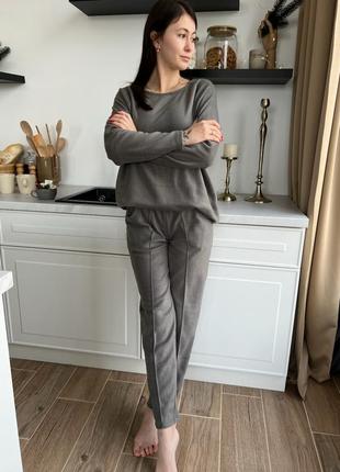 Затишна жіноча піжама сірого кольору