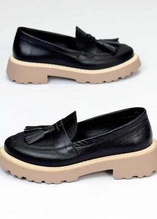 Лофери туфлі з китицями жіночі чорні з натуральної шкіри