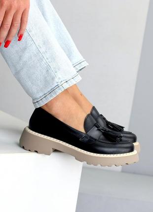 Лофери туфлі з китицями жіночі чорні з натуральної шкіри