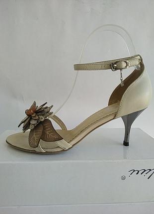 Шкіряні босоніжки на металевих підборах розмір 36