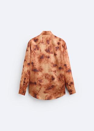 Zara рубашка на длинный рукав в огненном принте, из легкой, атласной ткани