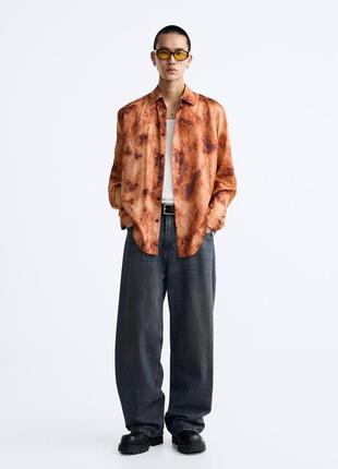 Zara рубашка на длинный рукав в огненном принте, из легкой, атласной ткани