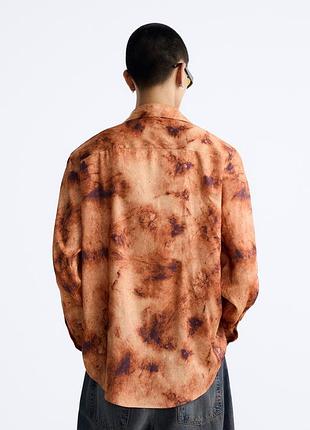 Zara рубашка на длинный рукав в огненном принте, из легкой, атласной ткани