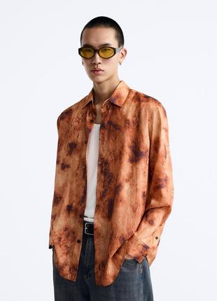 Zara рубашка на длинный рукав в огненном принте, из легкой, атласной ткани