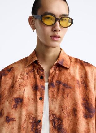 Zara рубашка на длинный рукав в огненном принте, из легкой, атласной ткани