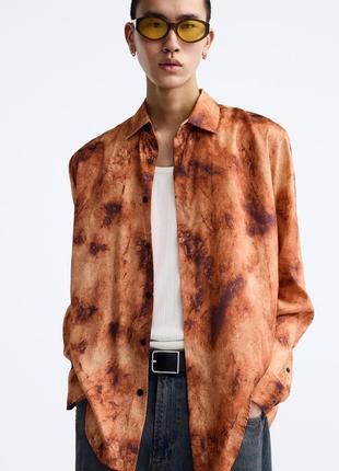 Zara рубашка на длинный рукав в огненном принте, из легкой, атласной ткани