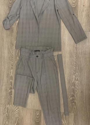 Жіночий костюм