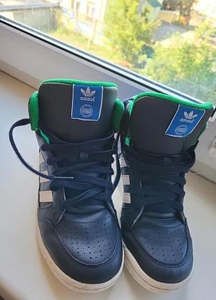 Высокие кроссовки adidas оригинал.
