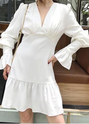 Стильное платье белое молочное с оборкой и пуговицами