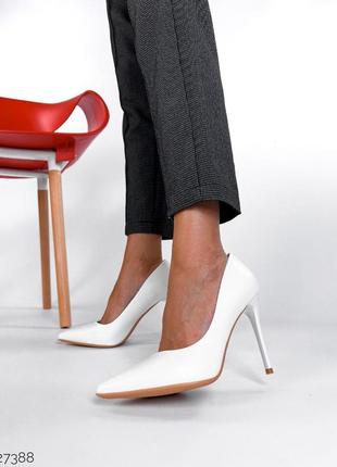 Білі туфлі човники на підборах шпильці