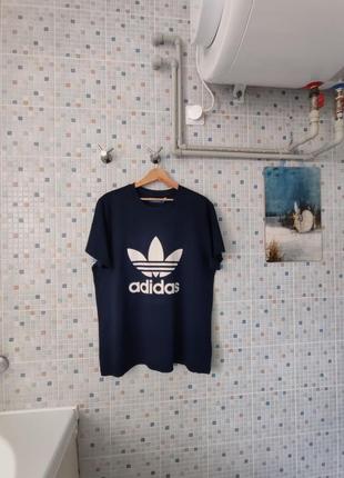 Футболка adidas.
