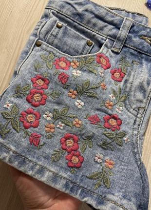 Джинсовые короткие шорты с вышивкой на девочку 6-7 р